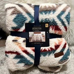 NWT !  Queen size Pendleton Sherpa Blanket